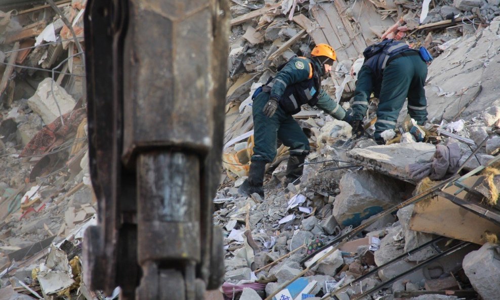 Spasitelji pretražuju ruševine u Magnitogorsku nakon eksplozije plina.