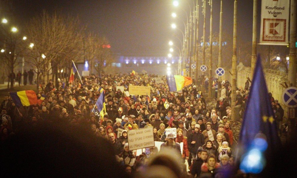 Početkom godine na ulicama Bukurešta stotine tisuća ljudi prosvjedovalo je protiv korupcije, rak-rane rumunjskog društva