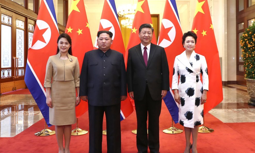Kim Jong Un i Xi Jinping sa suprugama