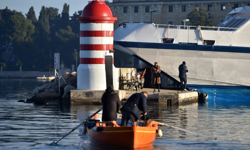 Katamaran 'Novalja' nasukao se na lukobran zadarske luke