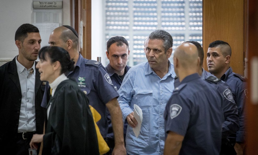 Gonen Segev, u sredini, u svijetloj košulji, na suđenju u Jeruzalemu u srpnju