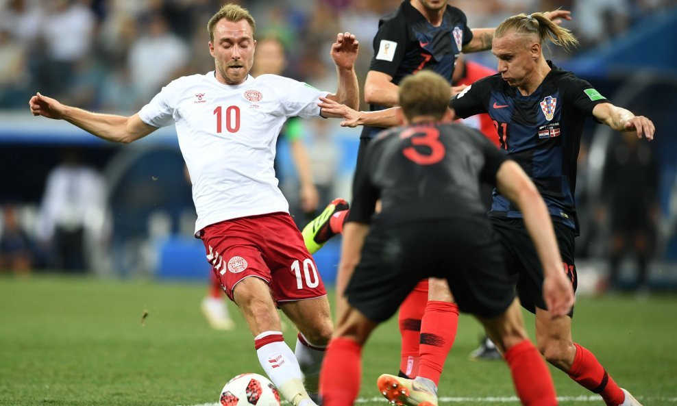 Christian Eriksen okružen hrvatskim igračima