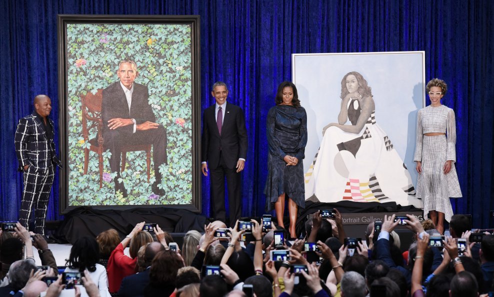 Barack i Michelle Obama ispred svojih portreta 2018. u The National Portrait Gallery s umjetnicima Kehindeom Wileyjem i Amy Sherald
