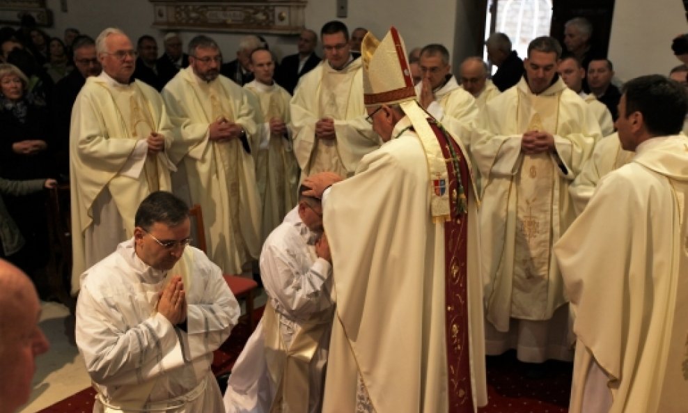 Vojni biskup u Republici Hrvatskoj msgr. Jure Bogdan za prezbitere na naslov Vojne biskupije zaredio đakona don Hrvoja Relju i don Marka Trogrlića