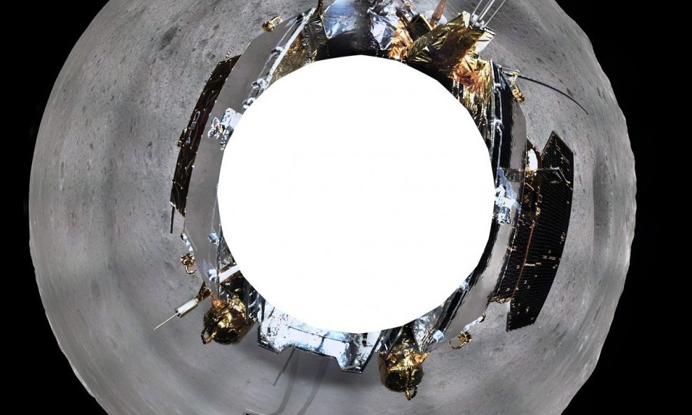 Panoramska snimka u 360 stupnjeva pokazuje sivu Mjesečevu površinu, dio sonde, malenog robota i tragove njegovih kotača na površini