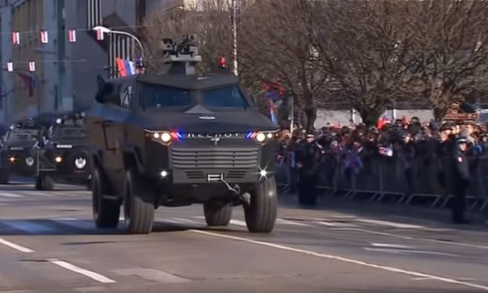 Oklopno vozilo Despot na paradi povodom Dana Republike Srpske