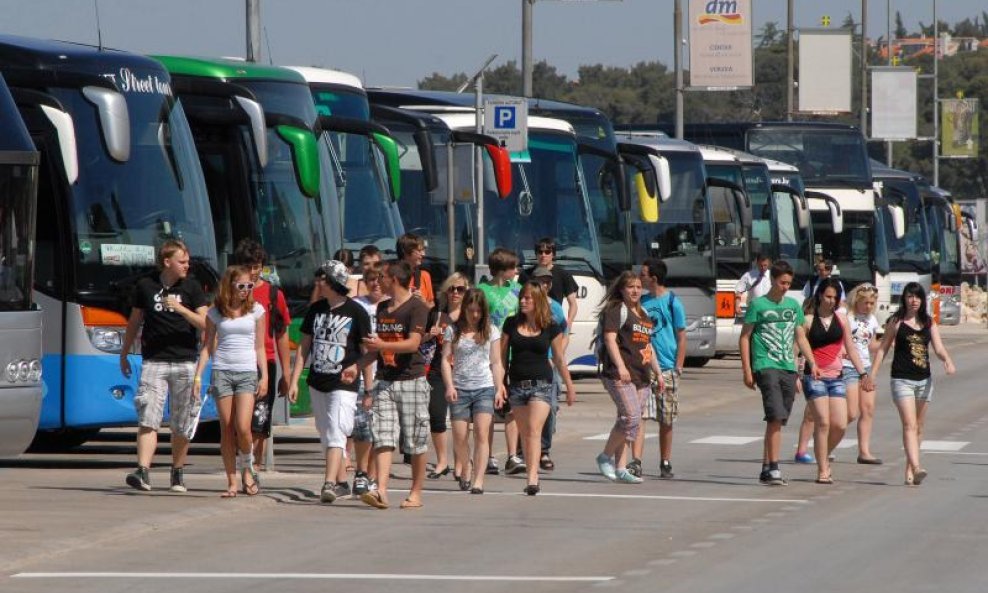 Koliko će škola odgoditi maturalce, trebalo bi se znati danas kada se sastanu i školski odbori