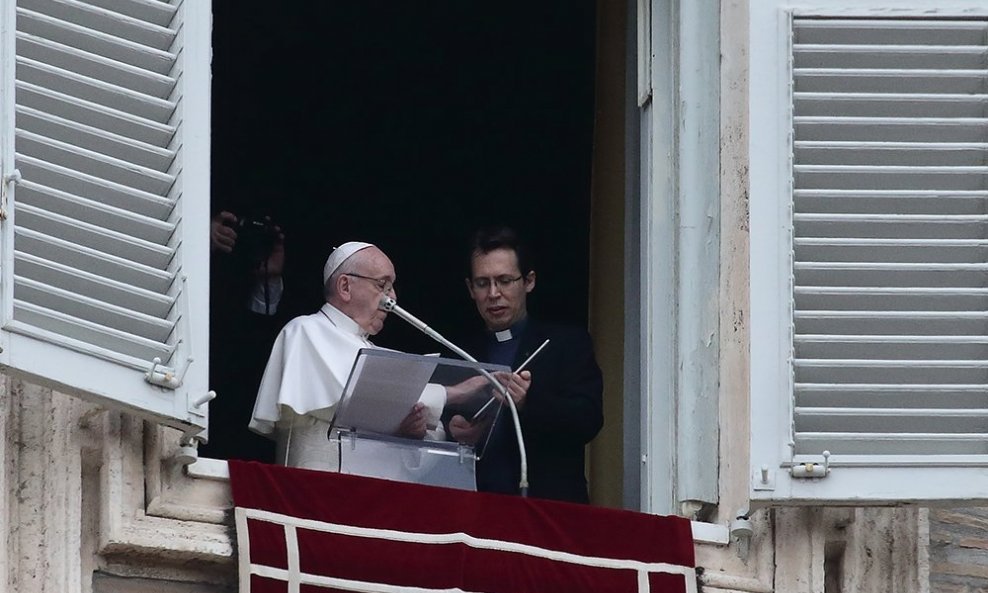 Papa Franjo predstavio je aplikaciju za zajedničku molitvu