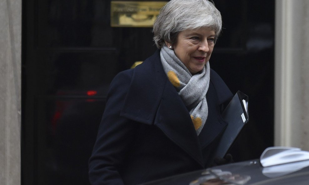 Theresa May izlazi iz kabineta u Downing Streetu