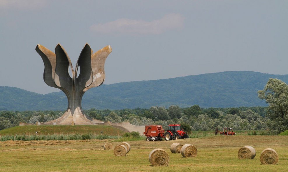 Spomenik na mjestu nekadašnjeg koncentracijskog logora u Jasenovcu