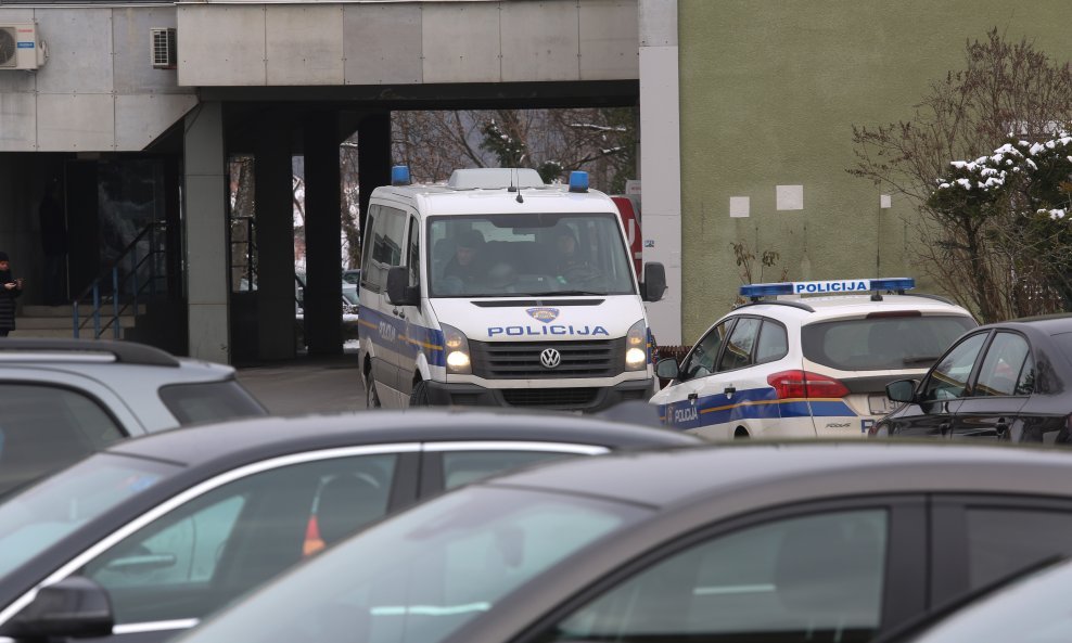 Policija ispred bolnice na Jordanovcu