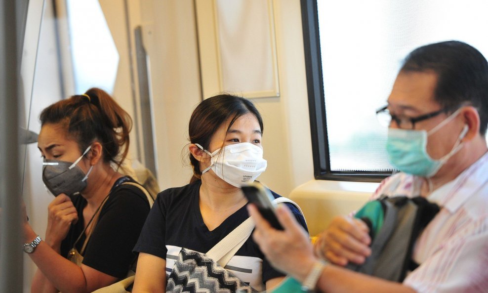 Mnogi stanovnici Bangkoka nose posebne maske koje filtriraju čestice smanje od 2,5 mikrometra.