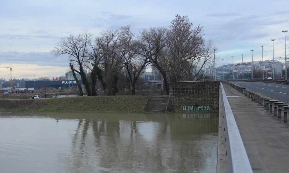 Zbog obilne kiše i južine koja je dovela do otapanja snijega u Sloveniji Sava se u Zagrebu izlila iz korita. Stanje ipak nije alarmantno, vodostaj je 277 cm. Riječ je o pripremnom stanju zaštite od poplave