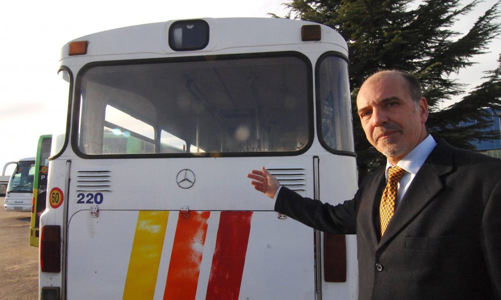Eduard Šimovov ispred Liburnija autobusa