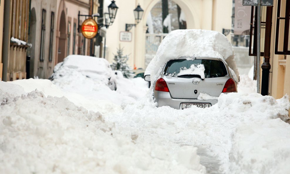 Automobili zatrpani u snijegu (1)