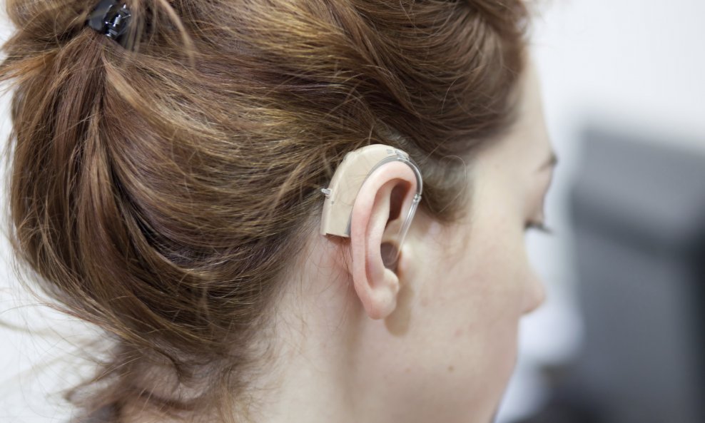 aparatić za slušanje slušni aparatić gluha osoba nagluh