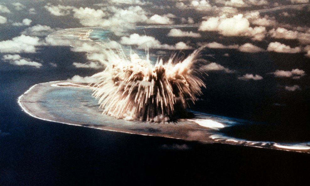 Eksplozija atomske bombe - ilustracija