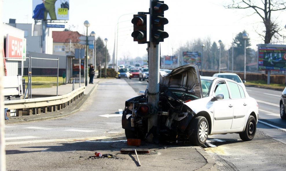 Nekoliko je ljudi ozlijeđeno u sudaru na križanju Aleje Bologne i Gospodske ulice, a jedan je automobil završio u stupu semafora