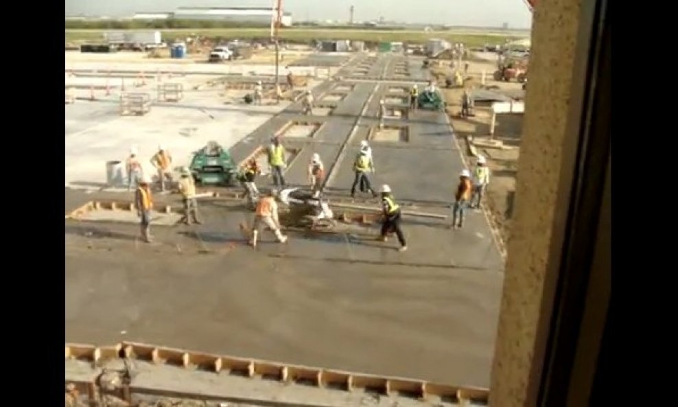 radnici krote stroj za ravnanje betona