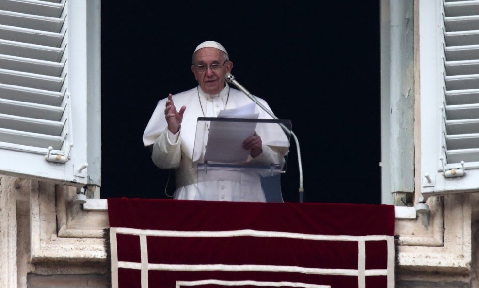 Papa Franjo drži Angelus na Trgu sv. Petra