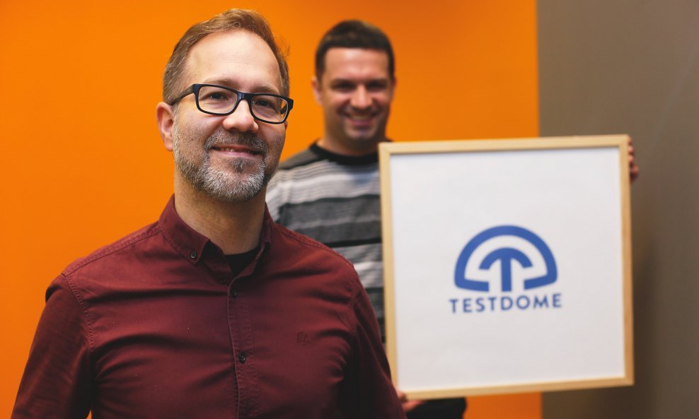 Ovo je priča o dvije sestrinske tvrtke, GemBox i TestDome; u jednoj je stopostotni vlasnik Željko Švedić, u drugoj dio vlasništva drži njegov partner Mario Živi