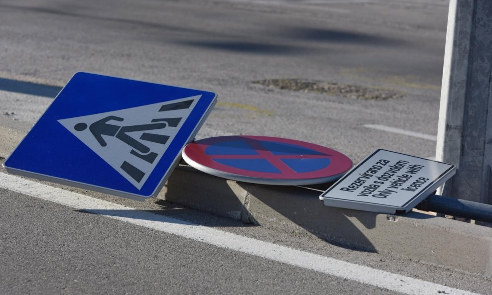 Na šibenskom području orkanska bura napravila je mnogo štete, a i posla za sve žurne službe.