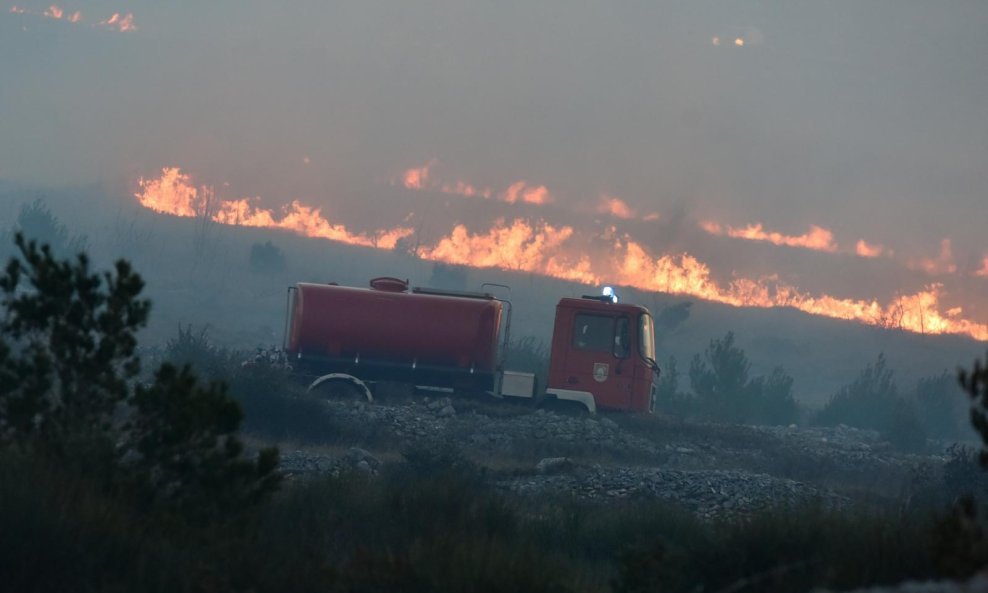 Zbog jake bure došlo je do velikog požara kod mjesta Grebaštica, pa je zatvorena jadranska magistrala.