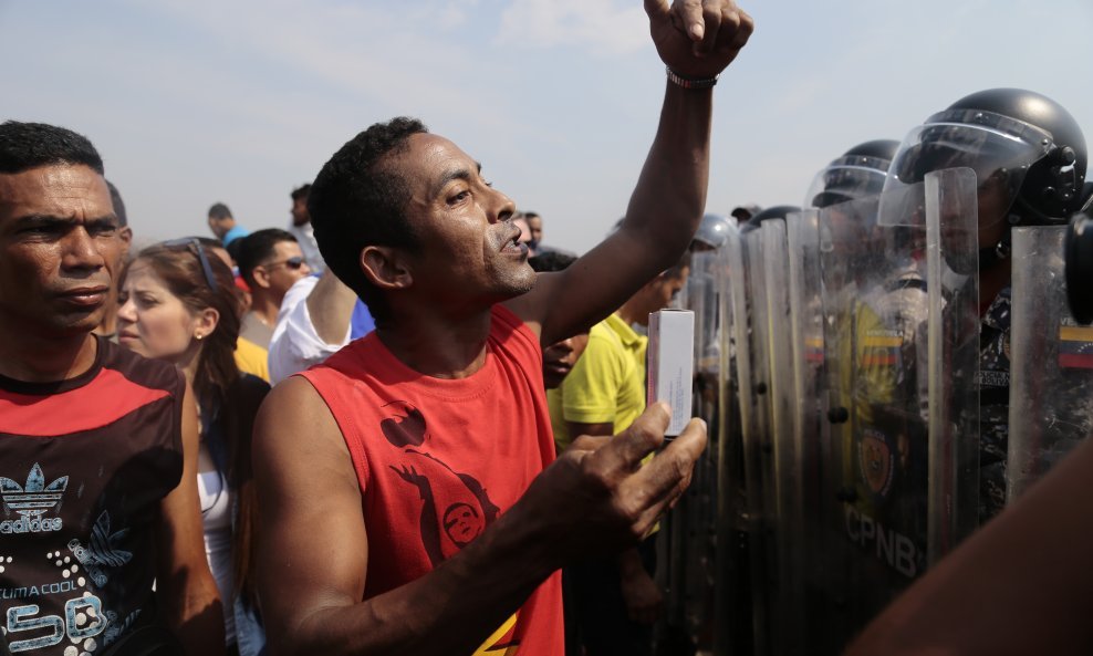 Prosvjed ispred mosta Tienditas na granici između Kolumbije i Venezuele kojeg su prema zapovjedi predsjdnika Venezuele Nicolasa Madura blokirale sigurnosne snage kako bi spriječile dolazak konvoja s humanitarnom pomoći