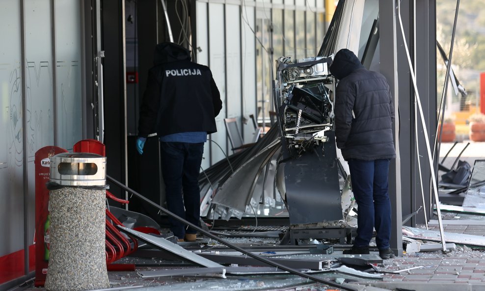 U Primoštenu eksplozivom raznijeli bankomat u trgovini Tommy