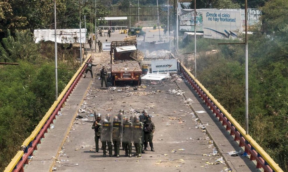 Više od 500 venezuelskih vojnika prebjeglo u Kolumbiju