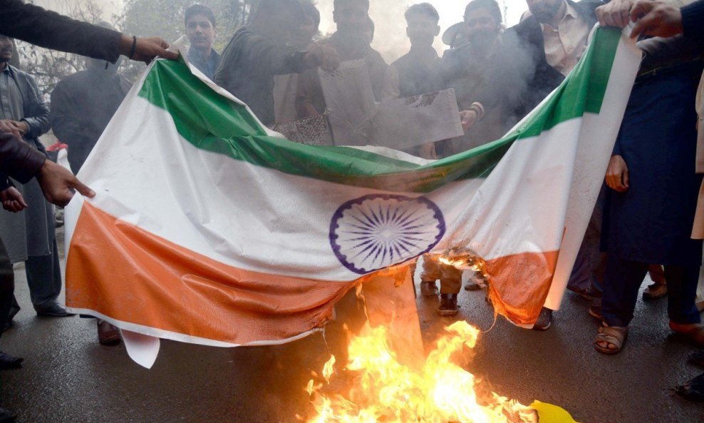 Pakistanci pale indijsku zastavu nakon što se ponovno razbuktao spor u Kašmiru između dvije zemlje.