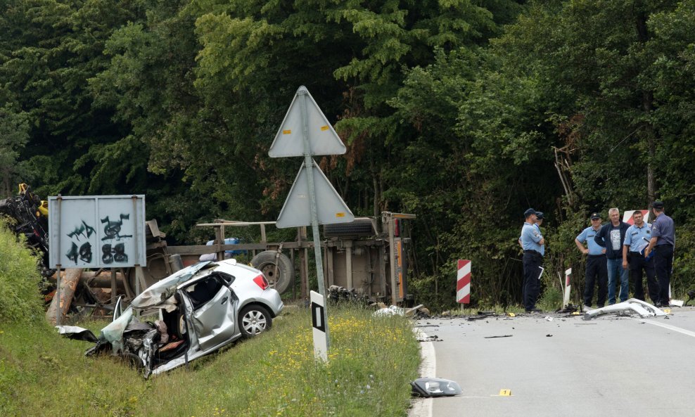 Stravične scene nakon automobilske nesreće