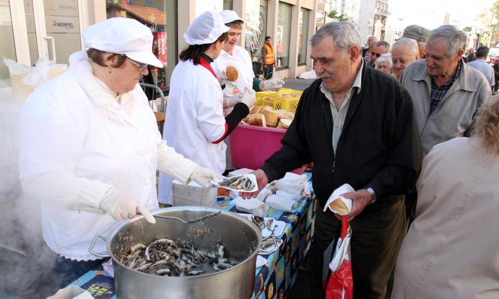 PIK Rijeka donirao je kruh za podjelu pržene ribe građanima na Veliki petak / Arhiva