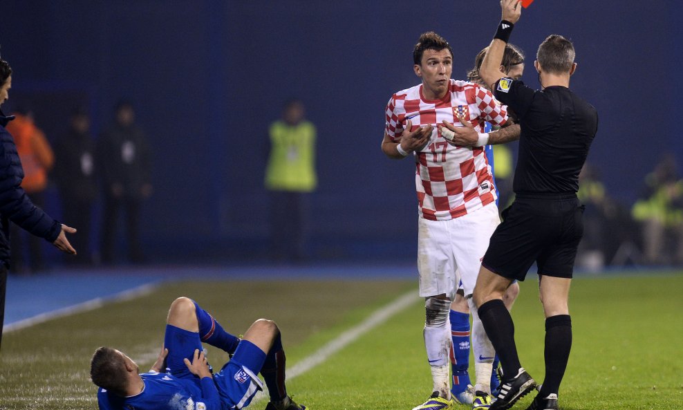 Hrvatska - Island Nedugo nakon gola Mandžukić je zbog opasne igre morao u svlačionicu