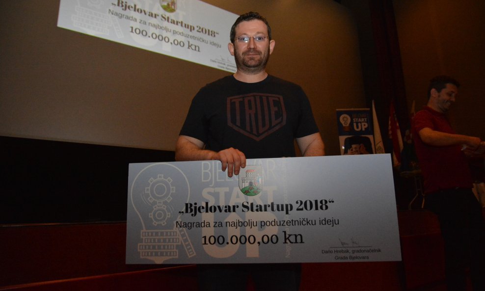 Vedran Presečki s pobjedničkim čekom za najbolju poduzetničku ideju 'Bjelovar Startup 2018'