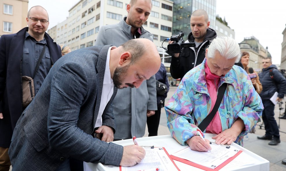 Na Trgu potpisivana peticija "Stop poskupljenju cijena komunalnog otpada"