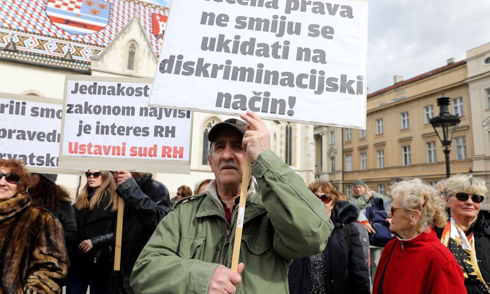 Prosvjed članova Udruge stanara Grada Splita na Trgu svetog Marka