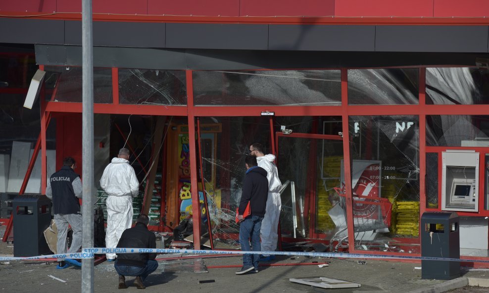 Pljačkaši su noćas provalili u bankomat u sklopu trgovačkog centra u Zadru