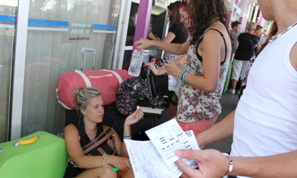 Turisti na Autobusnom kolodvoru Split