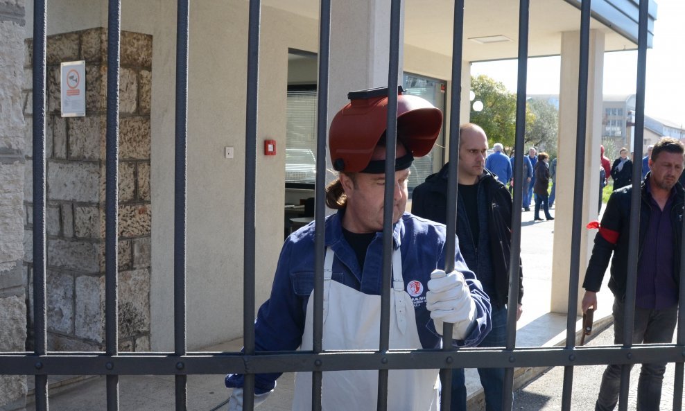 Štrajkaški odbor Uljanika održao je 21. 3. 2019. u Puli kratku konferenciju za medije ispred upravne zgrade, iznio zahtjev i nakon toga je varioc Rade Stanković zavario čelicni obruč na ulaznoj porti čime je počeo štrajk u brodogradilištu Uljanik.