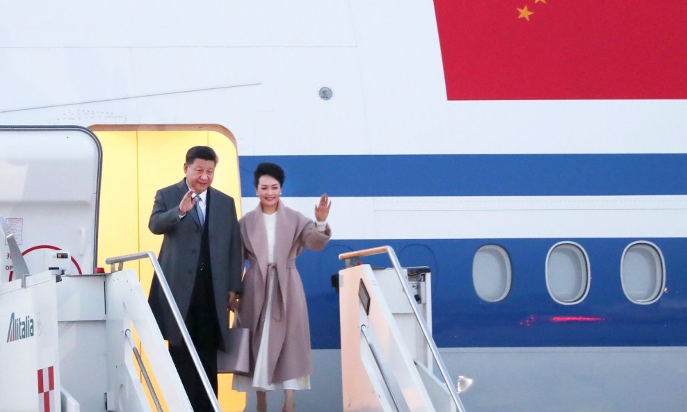 Kineski predsjednik Xi Jinping i supruga Peng Liyuan izlaze iz aviona nakon slijetanja u Rim 21. ožujka 2019. Kineski predsjednik doputovao je u službeni posjet kako bi se unaprijedili bilateralni odnosi Italije i Kine