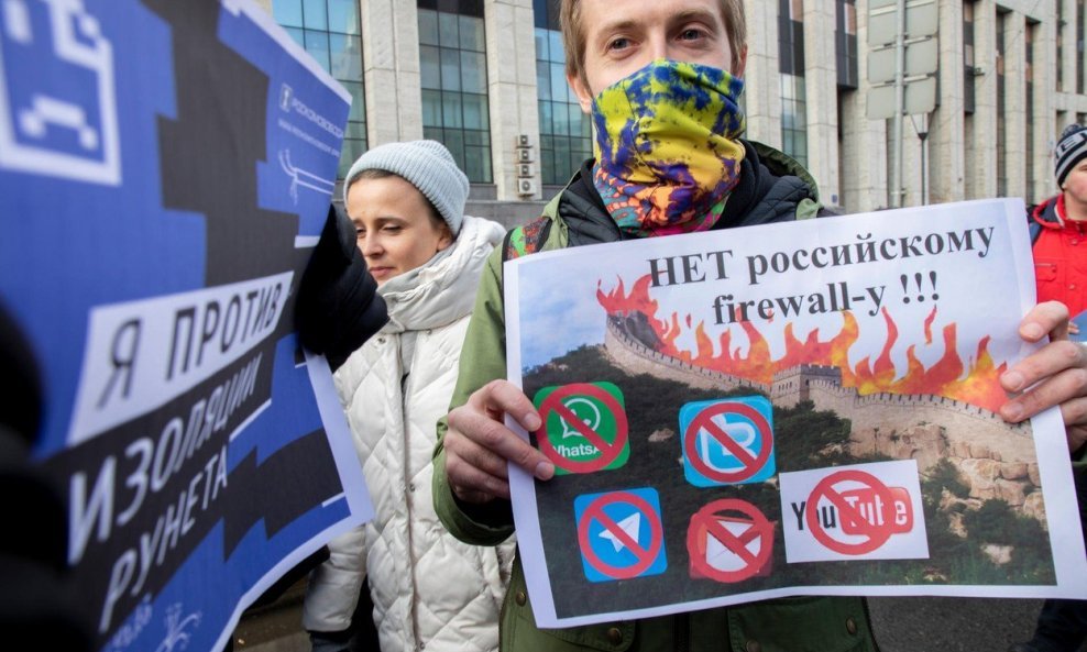 Na nedavnim demonstracijama protiv namjere ruskih vlasti da se isključe sa svjetskog interneta protestiralo je oko 15.000 Rusa