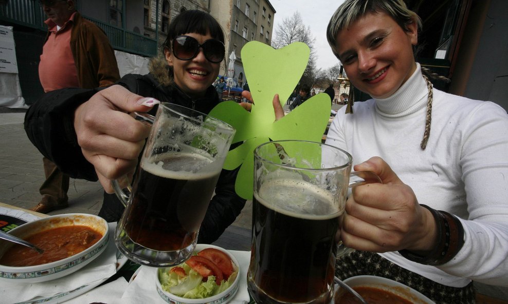 Marijana i Iva slave današnji irski praznik Svetog Patrika u jednoj zagrebačkoj pivnici Tkalčićevoj ulici. Kažu da je pivo uz gablec izuzetak. Samo danas zbog Sv. Patrika. 
