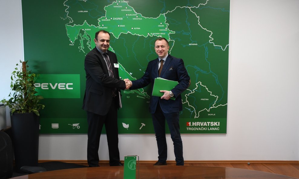 Pevec je potpisao ugovor o izgradnji prodajnog centra u Vukovaru