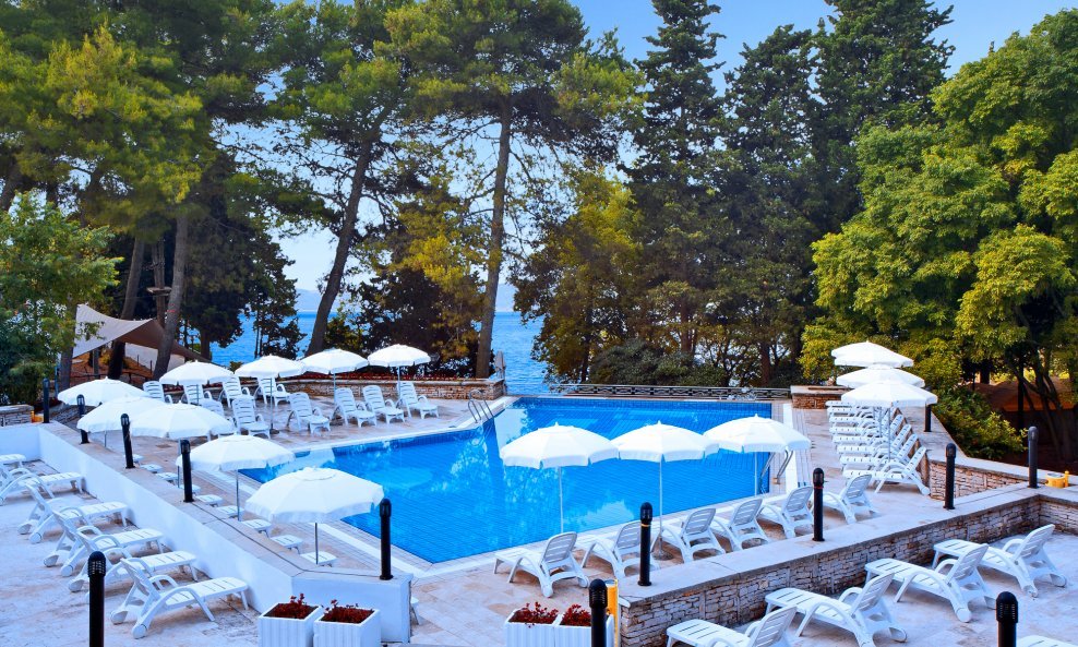 Sezonci hotelskog lanca Valamar na Rabcu od ove godine bit će smješteni u hotelu s bazenom