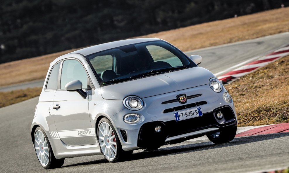 Abarth 595 esseesse na stazi