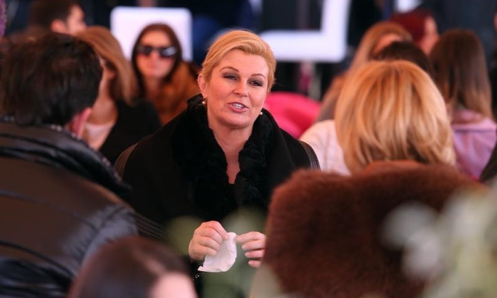 21.02.2015., Zagreb - Predsjednica RH Kolinda Grabar Kitarovic iskoristila je suncani dan za setnju centrom grada gdje je u pratnji svojih suradnika popila kavu te dala kratku izjavu okupljenim medijima