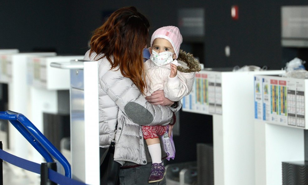 Malena Mila Rončević s majkom na zagrebačkom aerodromu