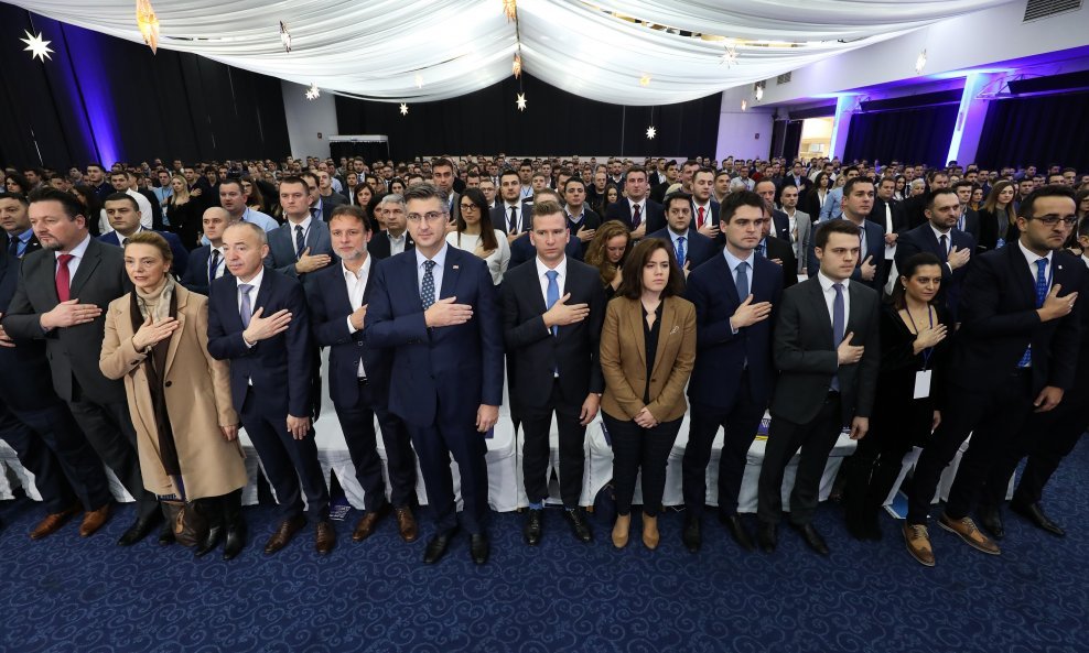 Premijer Andrej Plenković na izbornom saboru Mladeži HDZ-a, a ona je predložila Karla Resslera za listu za EU izbore