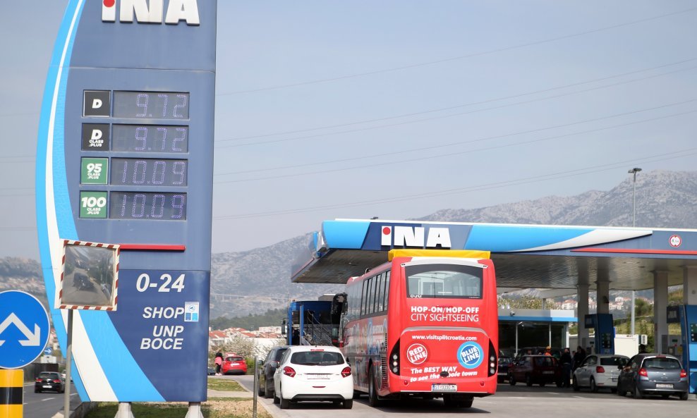 Benzinska postaja u Splitu / Smokovik
